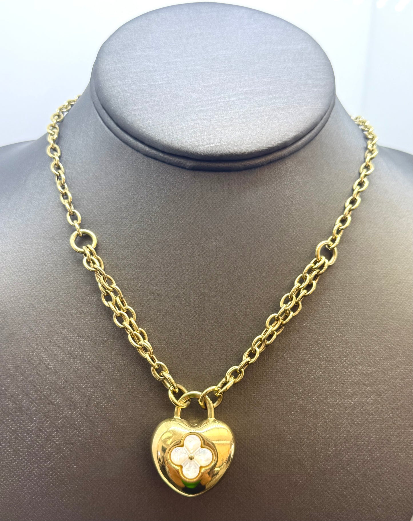 Necklace with heart with white flower 10k